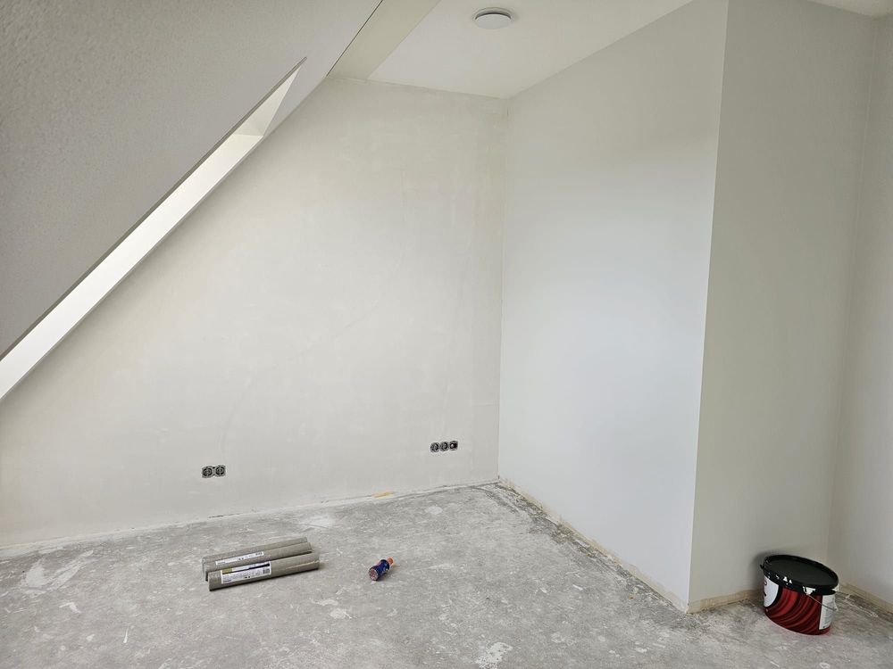 Structuurbehang op een schuine zolderwand: precisiewerk tot in de nok
