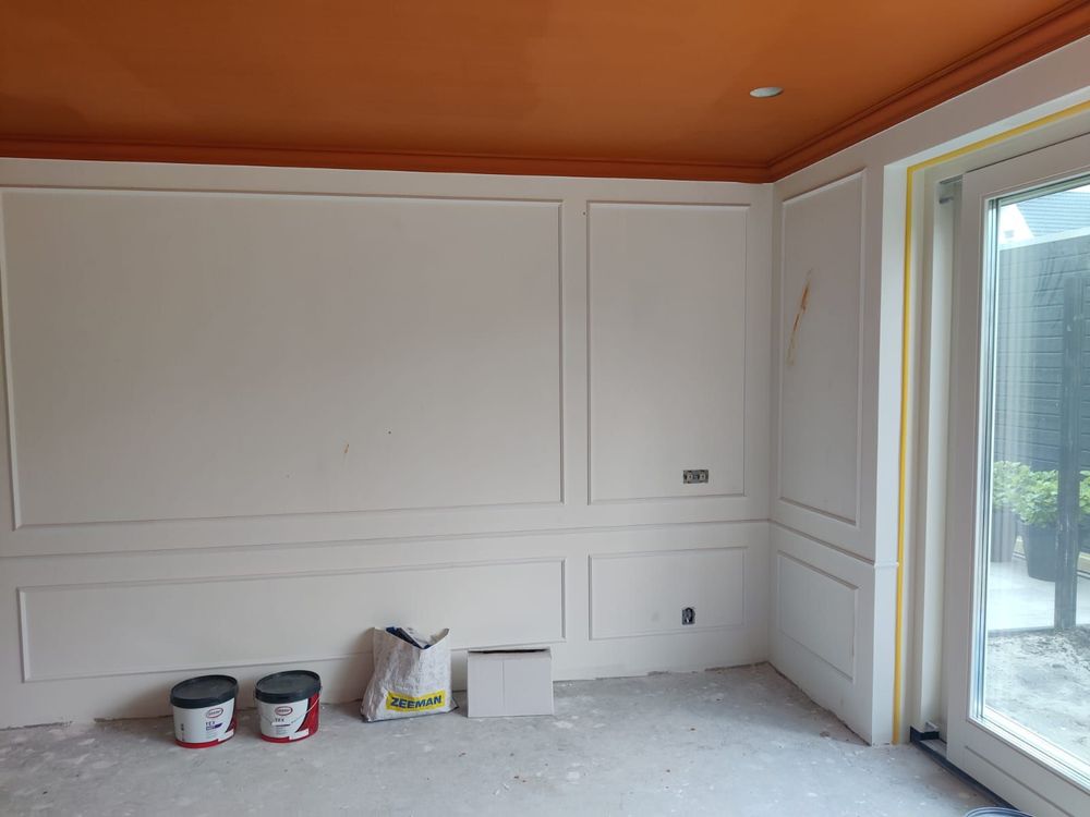 Klassieke elegantie ontmoet modern vakmanschap: sierlijsten op renovlies