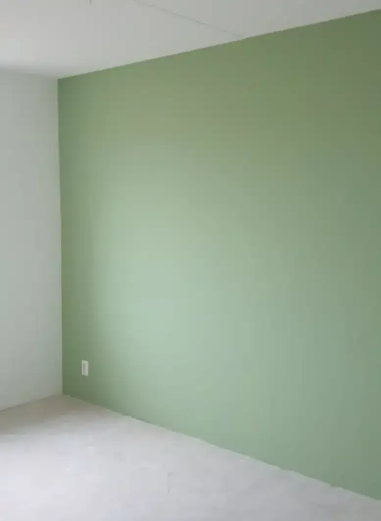 Slaapkamer met groen renovlies behang voor een rustgevende en moderne uitstraling.