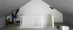 Zolderruimte afgewerkt met renovlies behang voor een strakke en duurzame wandafwerking.