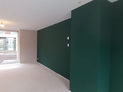 Van kale betonwanden naar een luxe, moderne leefruimte