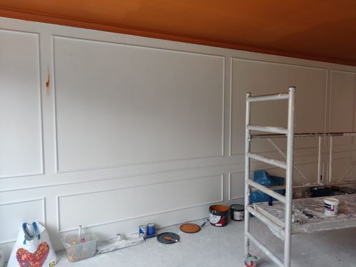 Klassieke elegantie ontmoet modern vakmanschap: sierlijsten op renovlies
