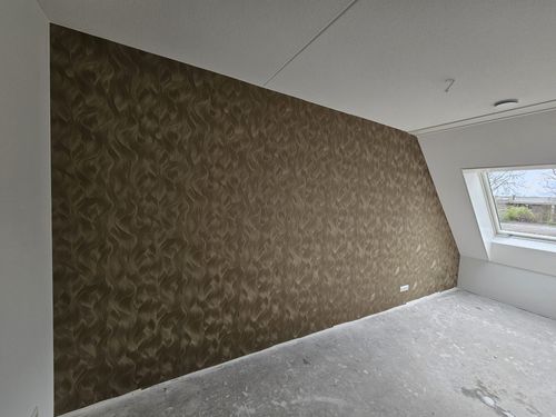 Puur vakmanschap: perfect aansluitend patroonbehang langs schuine dakkanten