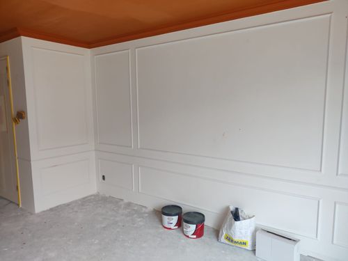 Klassieke elegantie ontmoet modern vakmanschap: sierlijsten op renovlies