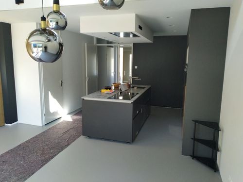 Van kale betonwanden naar een luxe, moderne leefruimte