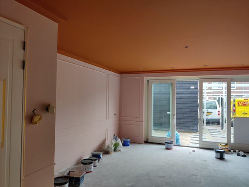 Modern ontmoet klassiek: sierlijsten op strak renovlies