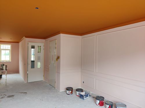 Modern ontmoet klassiek: sierlijsten op strak renovlies