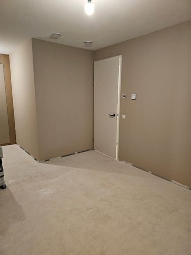 Warme elegantie: renovlies in een sfeervolle taupe-finish