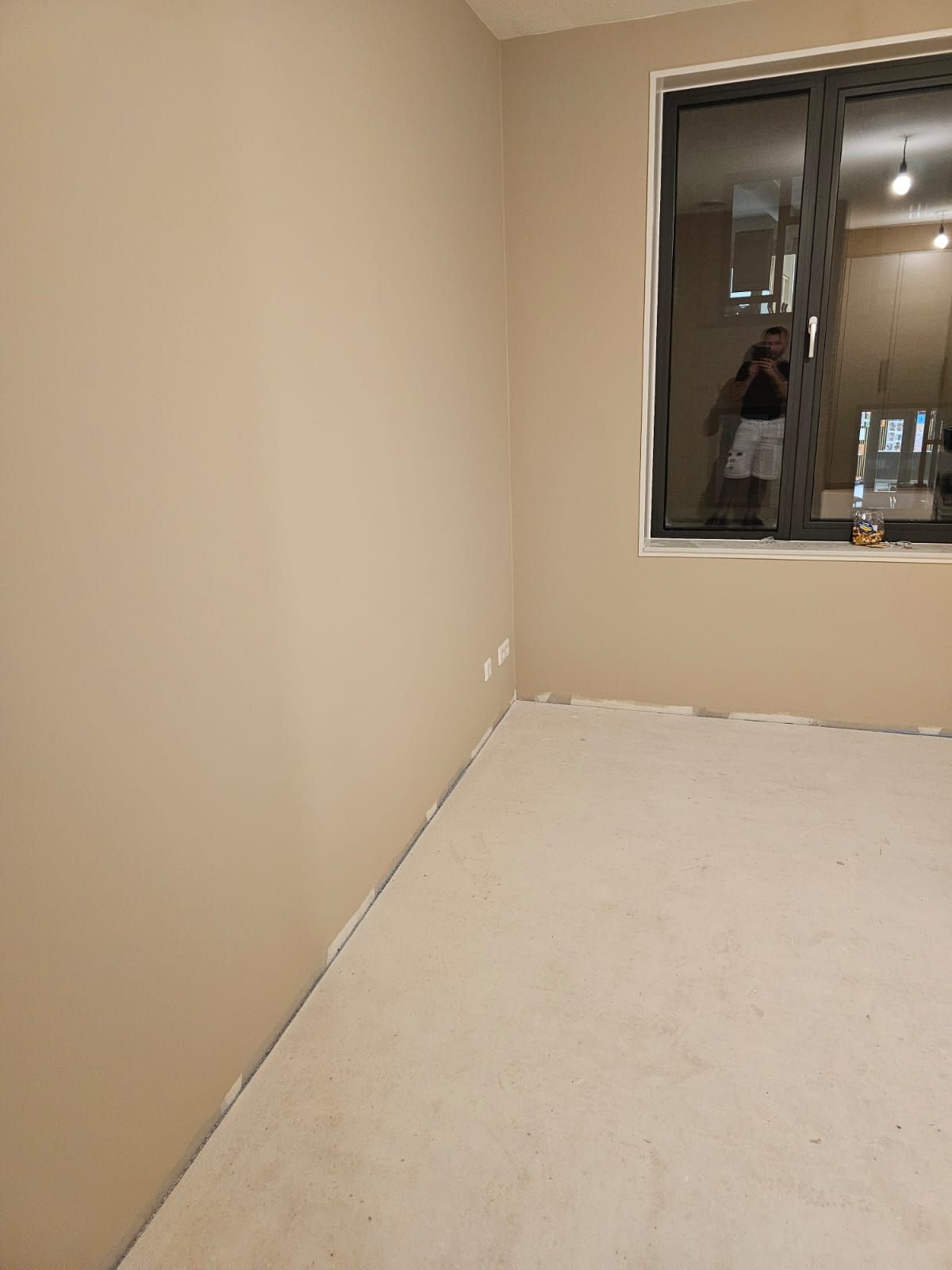 Warme elegantie: renovlies in een sfeervolle taupe-finish