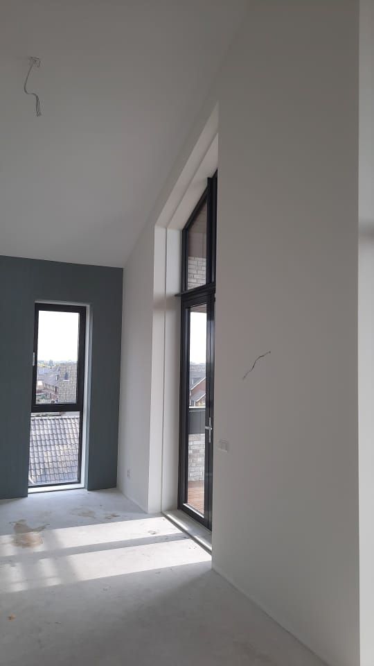 Van kale betonwanden naar een luxe, moderne leefruimte